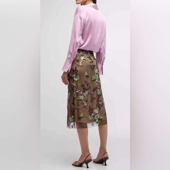 NWT $525 Vince Begonia Floral Sequin Skin
Color: Dewberry, Size US 6, US 8 - Picture 3 of 8